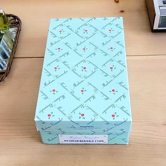 Madame Alexander Collectible Doll- Victorian Marigold #27805 - Picture 6 of 6